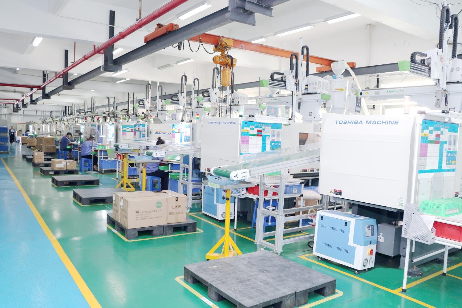 无尘化全自动高精密注塑车间